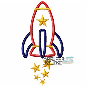 Könnte beinhalten: Ein rot, blau und gelb gestaltetes Raketenschiff mit einem goldenen Stern oben und goldenen Sternen darunter. Das Design befindet sich auf weißem Hintergrund. Der Text "Applique for That" befindet sich in der unteren rechten Ecke.