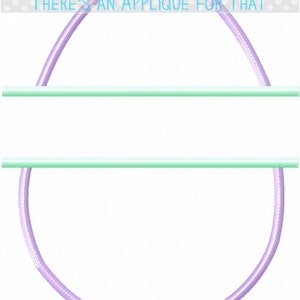 Könnte beinhalten: Ein digitales Design mit einer lavendelfarbenen Ei-Form und einem horizontalen grünen Balken in der Mitte. Der Text "THERE'S AN APPLIQUE FOR THAT" ist in Hellblau über der Ei-Form dargestellt. Das Design misst 168,4 x 208,2 mm.