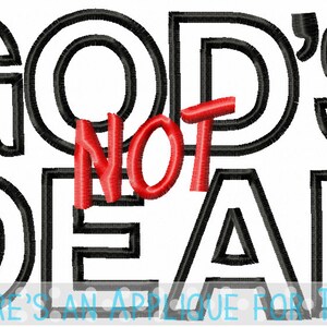 Puede incluir: Fondo blanco con el texto "GOD'S NOT DEAD" en letras negras delineadas, con la palabra "NOT" en rojo. Debajo, el texto "THERE'S AN APPLIQUE FOR THAT" est&aacute; en azul claro.