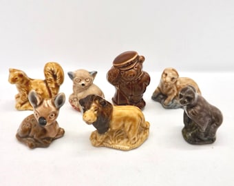 以下が含まれることがあります： リス、シカ、ライオン、クマ、サル、アザラシなど、小さなセラミック製の動物フィギュアのコレクション。 フィギュアは茶色、タン、ベージュの色合いで塗装されており、詳細な特徴があります。 白い背景に配置されています。