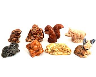 以下が含まれることがあります： リス、シカ、クマなど、茶色、タン、黒のさまざまな色合いのセラミック動物フィギュアのコレクション。 フィギュアは詳細で、ヴィンテージまたはアンティークの収集品のように見えます。