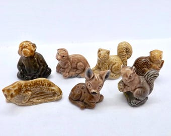 以下が含まれることがあります： サル、リス、シカ、その他の森の生き物を含む、小さなセラミック動物フィギュアのコレクション。 フィギュアは茶色とベージュの色合いで、詳細な特徴と光沢のある仕上がりです。 コレクターに最適です。