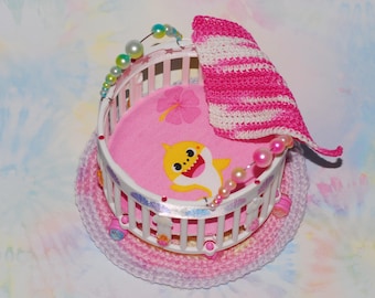 Mini playpen with crochet blanket