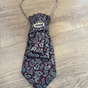 Ladie Burgundy Seidenkrawatten-Halskette