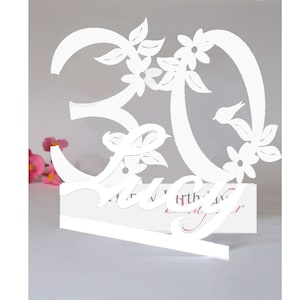 30e carte d'anniversaire personnalisée en 3D découpée dans du papier pour une fille, une soeur, une nièce, une filleule ou un ami spécial. Fait main.
