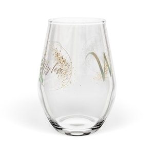 Peut inclure: Un verre à vin sans pied transparent avec les mots "My love" en écriture cursive, agrémenté de paillettes dorées et de motifs floraux. Le verre a une forme arrondie et une base plate, adapté à diverses boissons.
