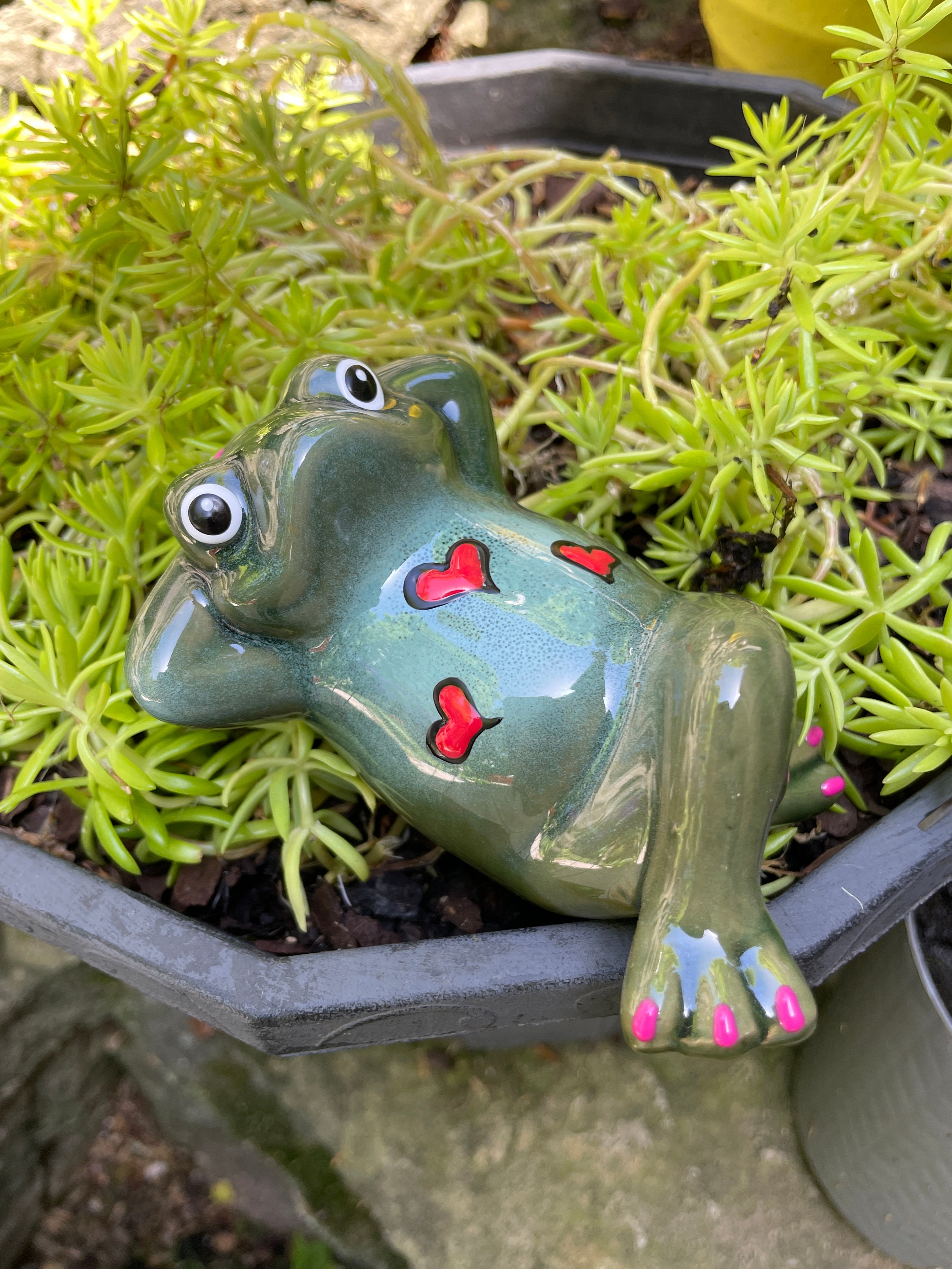 Frog With Hearts,Garden Statue,Relaxing Frog Sculpture,Yard Statue