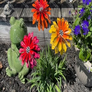 Set Of Three Metal Zinnia Flower Garden Stakes,Yard decoration, Metal Art, Garden Sculpture Decor, Metal Flowers Mother's Day Gift image 3