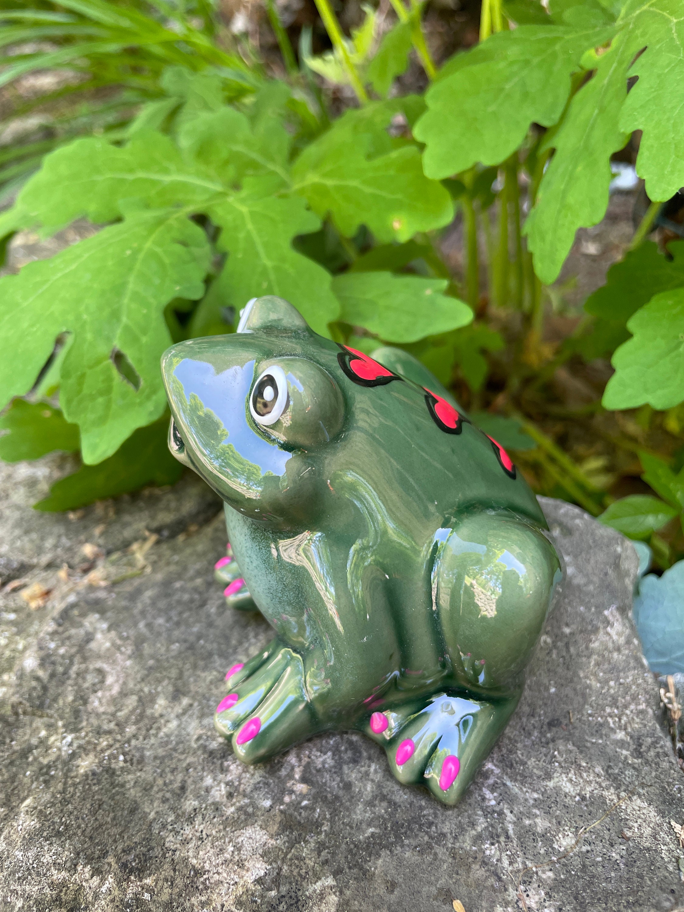 Frog With Hearts,Garden Statue,Frog Sculpture,Yard Statue Patio Statue