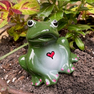 Frog With Hearts,Garden Statue,Frog Sculpture,Yard Statue Patio Statue, Garden Decor, Outdoor Statue,Mother's Day Gift,Green Frog Friend