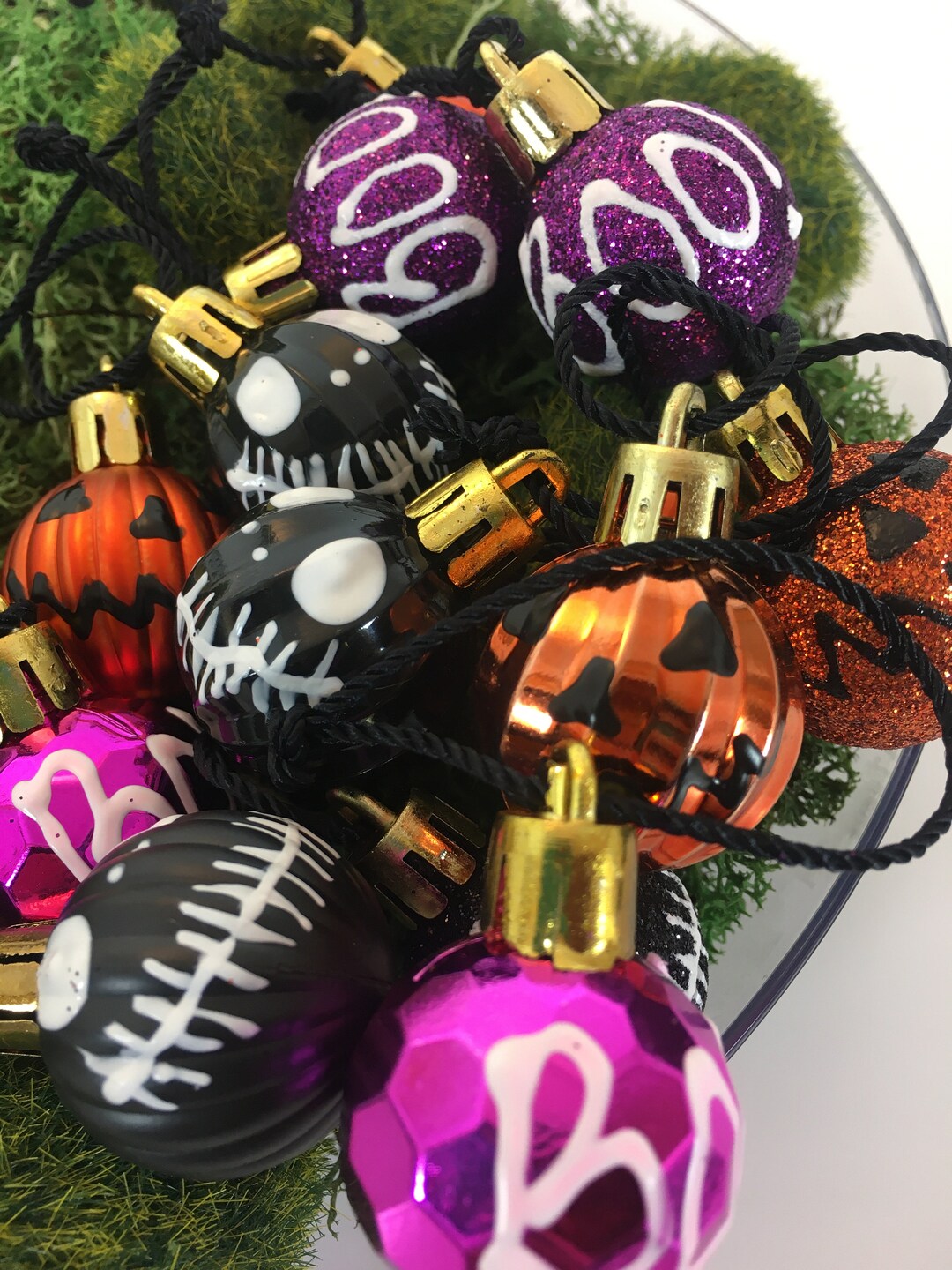 Liliful 14 Piezas Adornos Navideños Y De Halloween Blanco Y Negro Falda Para Árbol 12 Piezas Bola Colgante De Navidad Y Halloween 1 Falda Para Árbol