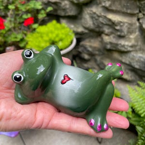 Frog With Hearts,Garden Statue,Frog Sculpture,Yard Statue Patio Statue, Garden Decor, Outdoor Statue,Mother's Day Gift,Green Frog Friend