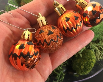 Liliful 14 Piezas Adornos Navideños Y De Halloween Blanco Y Negro Falda Para Árbol 12 Piezas Bola Colgante De Navidad Y Halloween 1 Falda Para Árbol