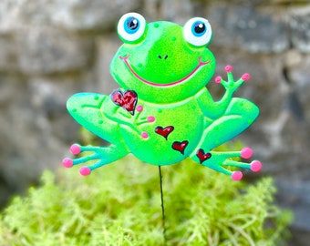 Happy Frog with Hearts Garden Stake,Frog Garden Art,Potted plants,,Lawn decor,Outdoor garden Sculpture,Garden Decor Cute Frog Gift for Her