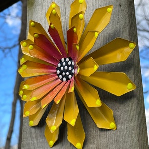 Metal Flower,Yellow Fence Flower,Fence Decoration,Patio Decor-Yard Art Whimsy Garden Art Perfect Wall or Privacy Fence Accent,Pool Decor