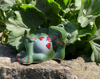 Frog With Hearts,Garden Statue,Relaxing Frog Sculpture,Yard Statue Patio Statue, Garden Decor, Outdoor Statue,Mother's Day Gift