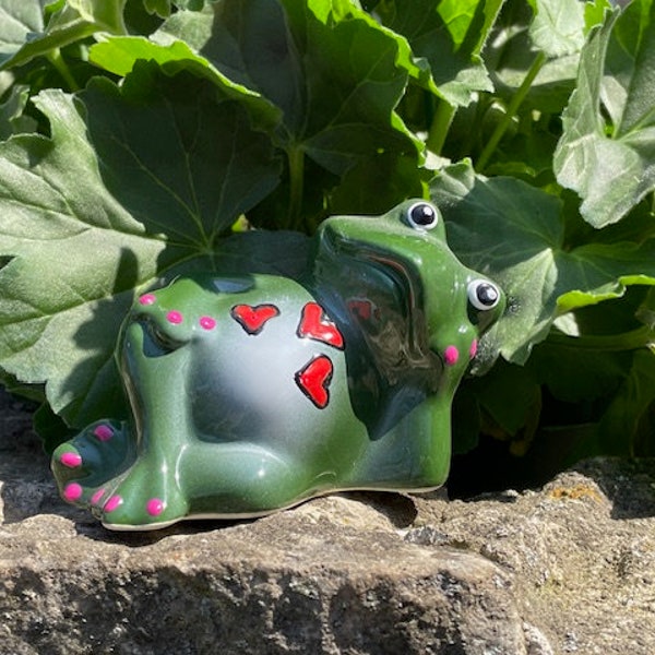 Frog With Hearts,Garden Statue,Relaxing Frog Sculpture,Yard Statue Patio Statue, Garden Decor, Outdoor Statue,Mother's Day Gift