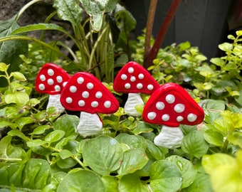 Red and White Mini Mushroom Plant Stakes,Fairy Garden Mushrooms Decorative Plant Stake,Potted plants,Outdoor garden Stake,Garden Sculpture