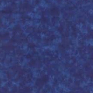 Puede incluir: Una muestra de tela que presenta un color azul profundo sólido con una textura tonal moteada. La superficie muestra variaciones de tono, que van desde el azul marino oscuro hasta tonos azul real más claros, creando un patrón visual uniforme.