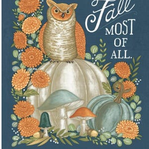Puede incluir: Ilustración otoñal sobre fondo azul marino. Presenta un búho posado sobre una calabaza blanca, rodeado de crisantemos naranjas, setas y calabazas. El texto dice: "I LOVE Fall MOST OF ALL."