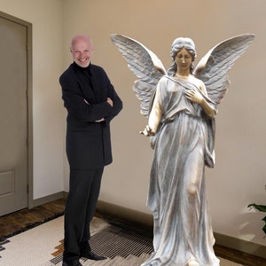 Estatua de ángel recortada en cartón de tamaño natural, de pie, con caballete en la parte posterior.