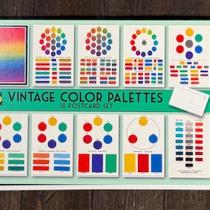 Könnte beinhalten: Ein Set aus zehn Vintage-Farbpaletten-Postkarten. Jede Postkarte zeigt ein anderes Farbschema mit Kreisen und Farbfeldern. Das Set enthält eine kleine Postkarte mit leerer Rückseite. Der Text "VINTAGE COLOR PALETTES 10 POSTCARD SET" ist sichtbar.
