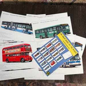 Può includere: Un set di cartoline con illustrazioni di autobus da tutto il mondo, tra cui un autobus a due piani rosso. Il set include una cartolina con più illustrazioni di autobus e il testo "THE GREAT BUSES OF THE WORLD 15 POSTCARD SET."