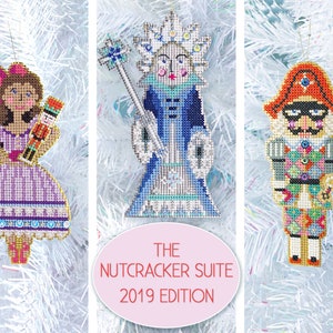 Könnte beinhalten: Drei Weihnachtsbaumschmuck mit Figuren aus der Nussknacker-Suite. Die Figuren sind eine Ballerina, die einen Nussknacker hält, die Zuckerfee und der Nussknacker-Prinz. Der Schmuck ist handgestickt und hat einen Vintage-Look.