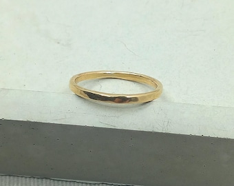 Pierścionek z młotkowanego żółtego złota próby 9 karatów – smukły, teksturowany pierścionek ślubny