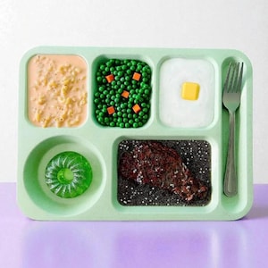 Retro skollunchväggdekor Unik presentidé till vän Rolig köksväggkonst Kitschig fejkmatdekor Dopamindekor Maximalistisk popkonst