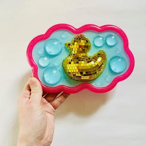 Decoração de parede para banheiro com patinho de borracha estilo discoteca / Decoração Dopamine / Decoração Maximalista / Presente exclusivo / Arte para banheiro / Pop Art / Escultura de parede / Decoração descolada