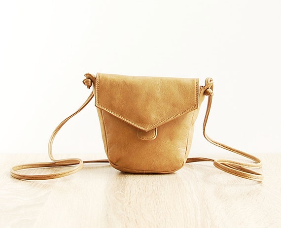 Small beige purse deals