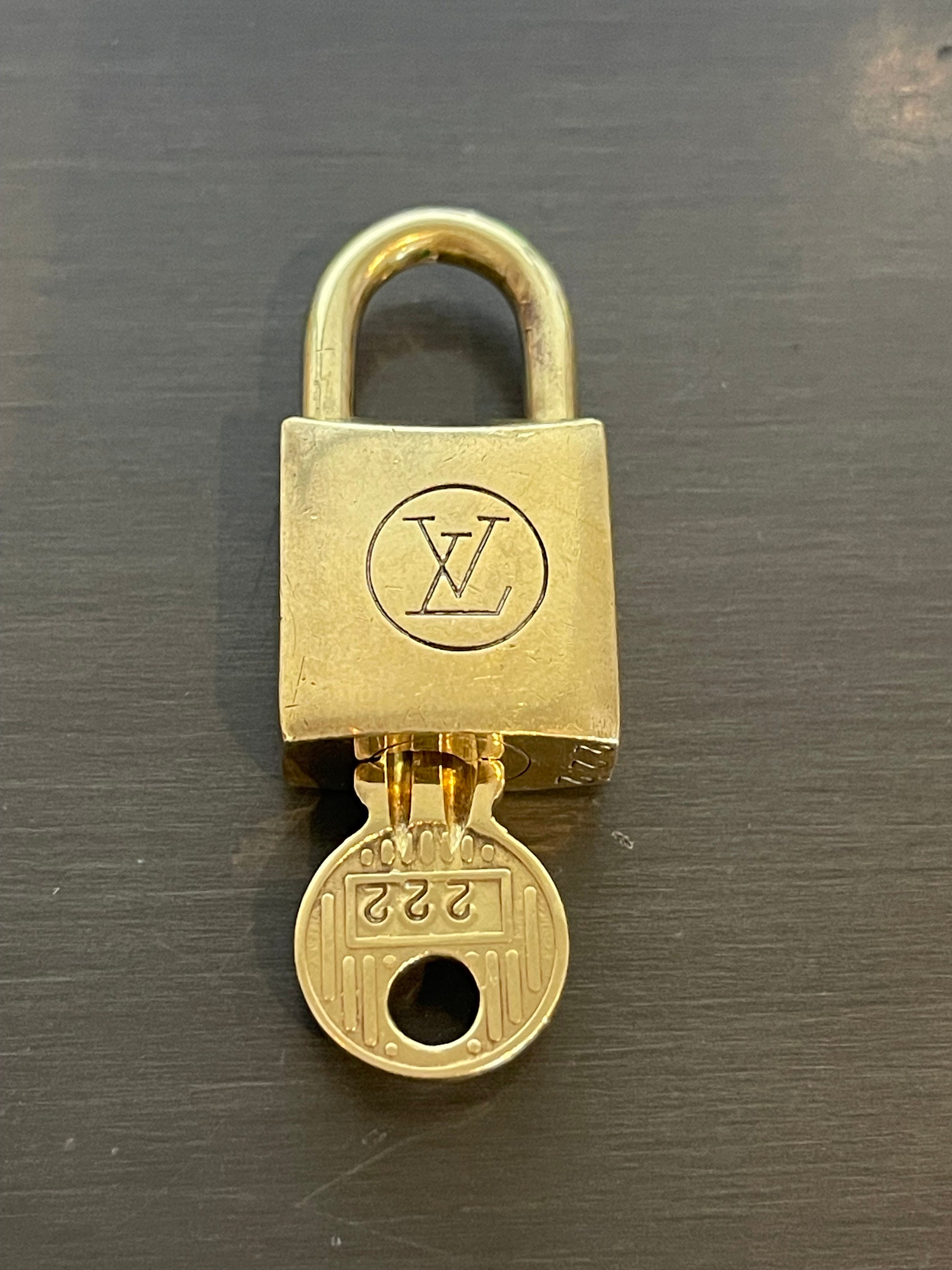 Louis Vuitton, Accessories, 33 318 Lv Lock Key