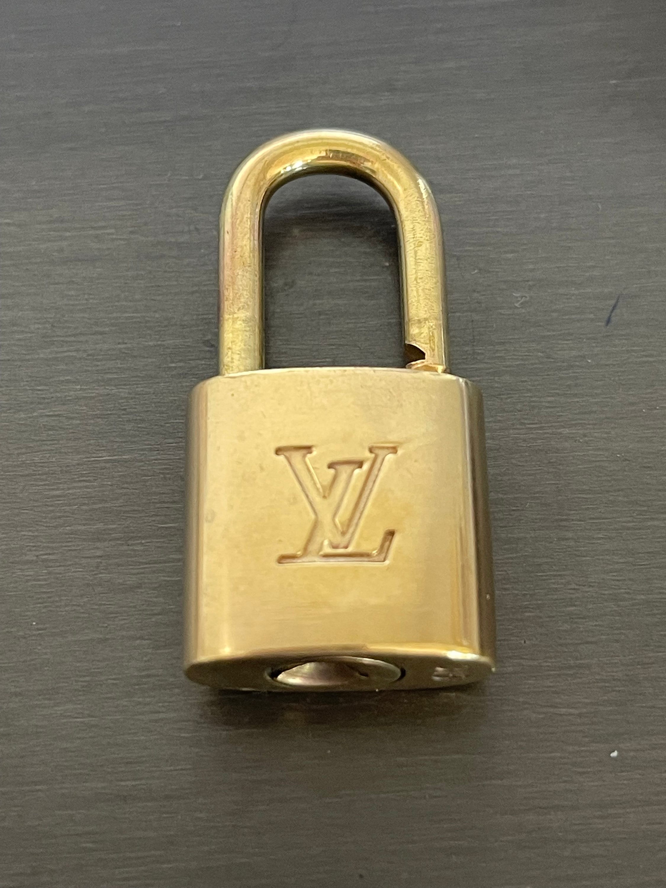 【★完売必至★】Louis Vuitton ☆ エシャルプ LOCK A.KEYS Brand New Louis Vuitton Silver Padlock and 2 keys | eBay
