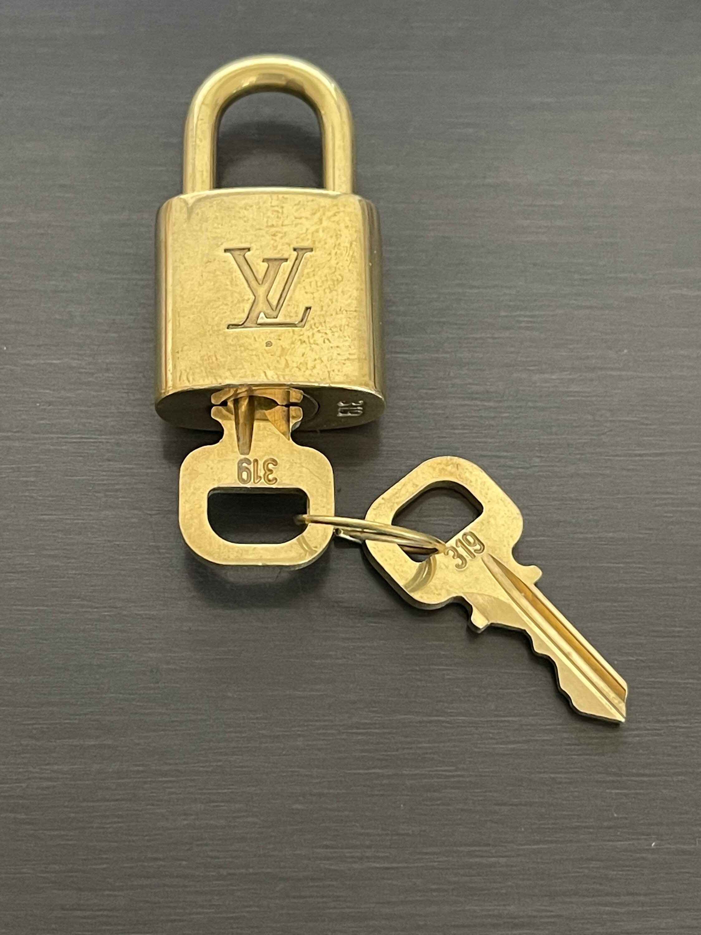  Louis Vuitton Cadena Padlock with Keys, Set of 30, Gold, gold  : DIY, Tools & Garden