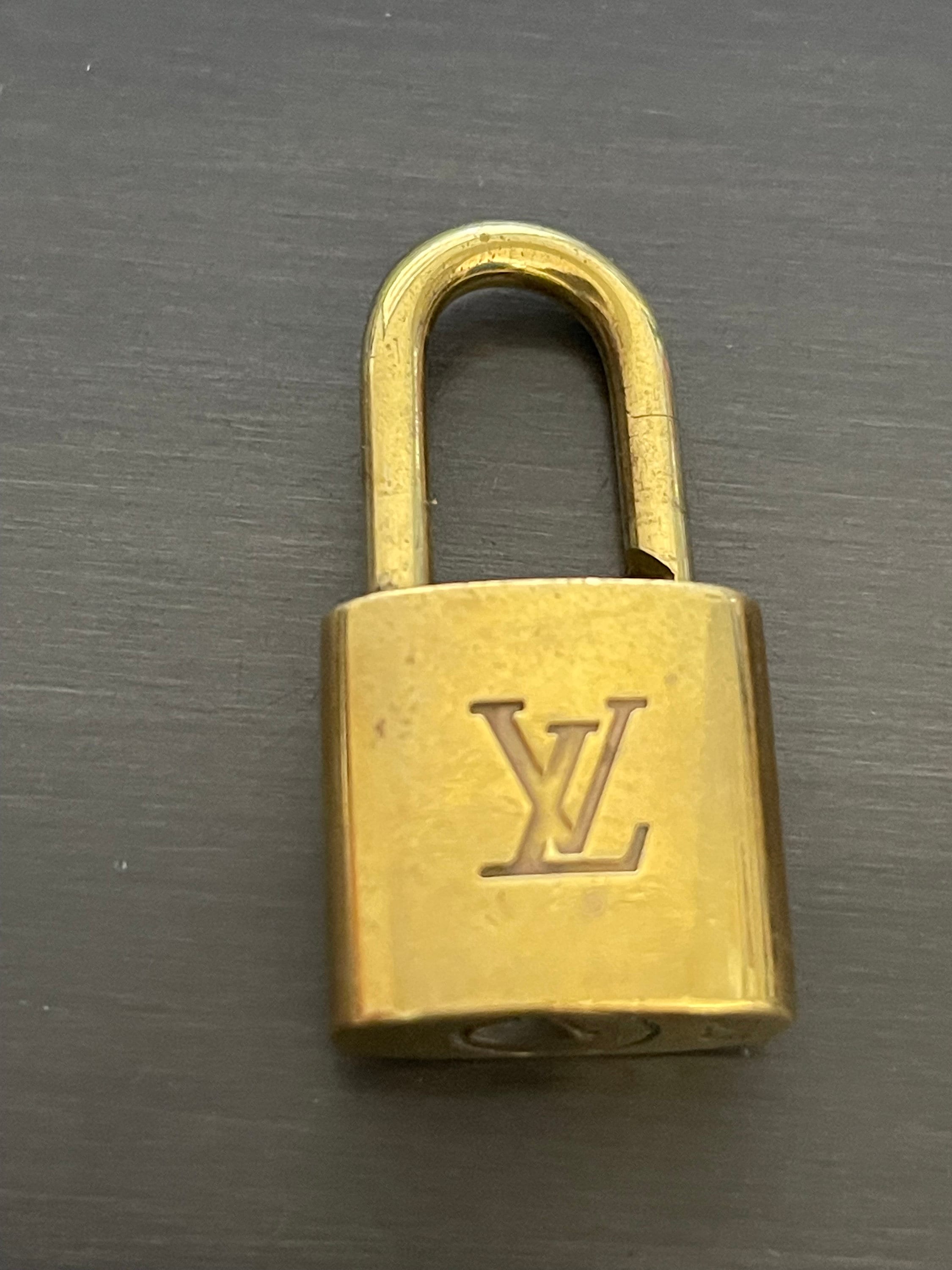 Louis Vuitton Lock & Key #300 - clothing & accessories - by owner