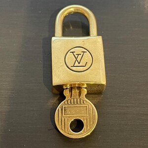 Cadeado Louis Vuitton e uma chave #228 latão