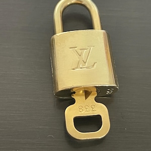 Cadeado especial Louis Vuitton Pinkerly e uma chave nº 338, latão