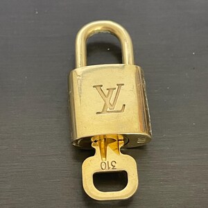 Cadeado especial Louis Vuitton Pinkerly e uma chave #310, latão
