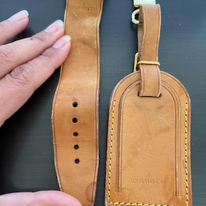 Etiqueta de identificação para bagagem de couro vachetta Louis Vuitton com etiqueta de nome e fivela de alça poignet #11399