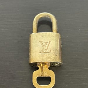 Cadeado especial Louis Vuitton Pinkerly e uma chave #316, latão