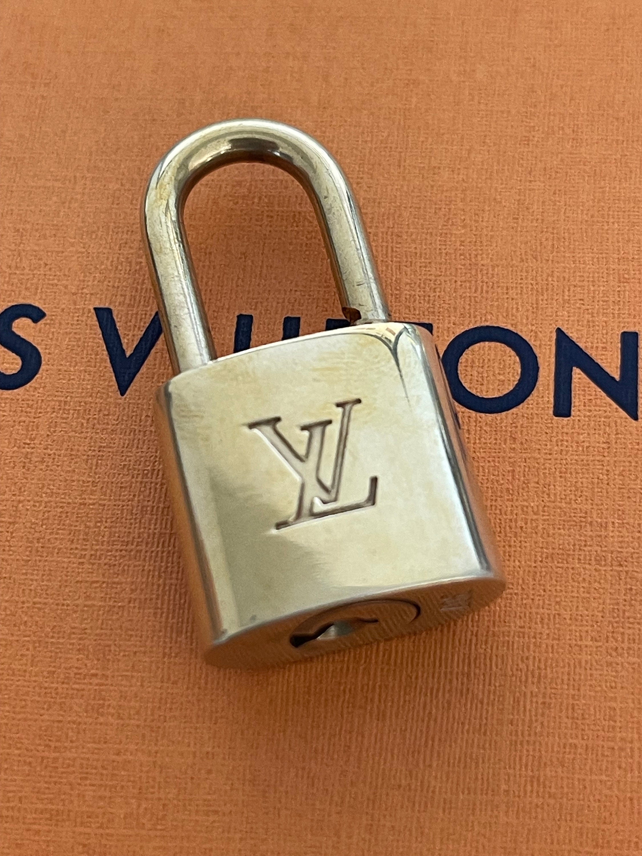 Louis Vuitton Silver Padlock and Key Set Lock Cadena 12LV1104