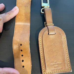 Etiqueta de identificação para bagagem de couro vachetta Louis Vuitton com etiqueta de nome e fivela de alça poignet #11423