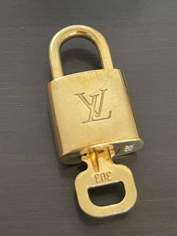 Louis Vuitton Brass padlock Golden Metal ref.952680 - Joli Closet
