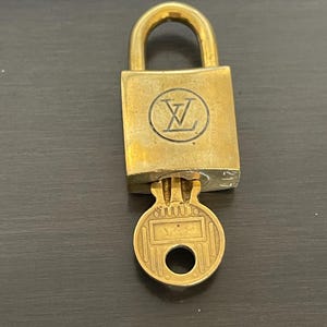 Cadeado especial Louis Vuitton Pinkerly e uma chave #217, latão