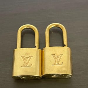 Cadeado Louis Vuitton e SEM CHAVE nº 310 e 302 latão nº 11722