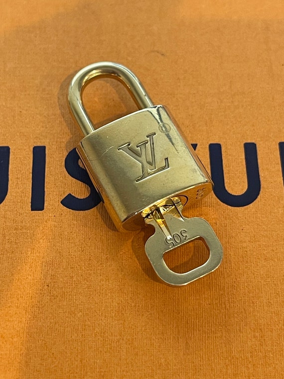 Pinkerly Special Louis Vuitton padlock and one key