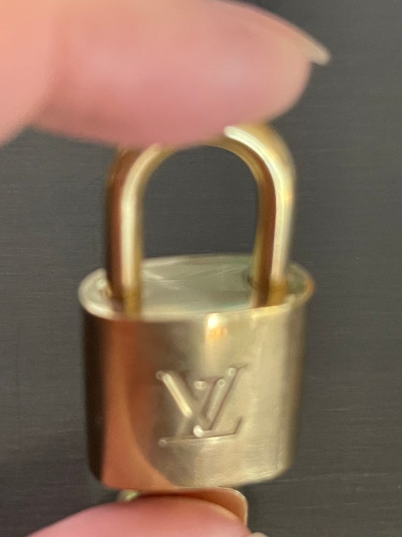 Louis Vuitton Brass padlock Golden Metal ref.952680 - Joli Closet