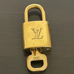 Cadeado Louis Vuitton especial Pinkerly e uma chave #300 em latão