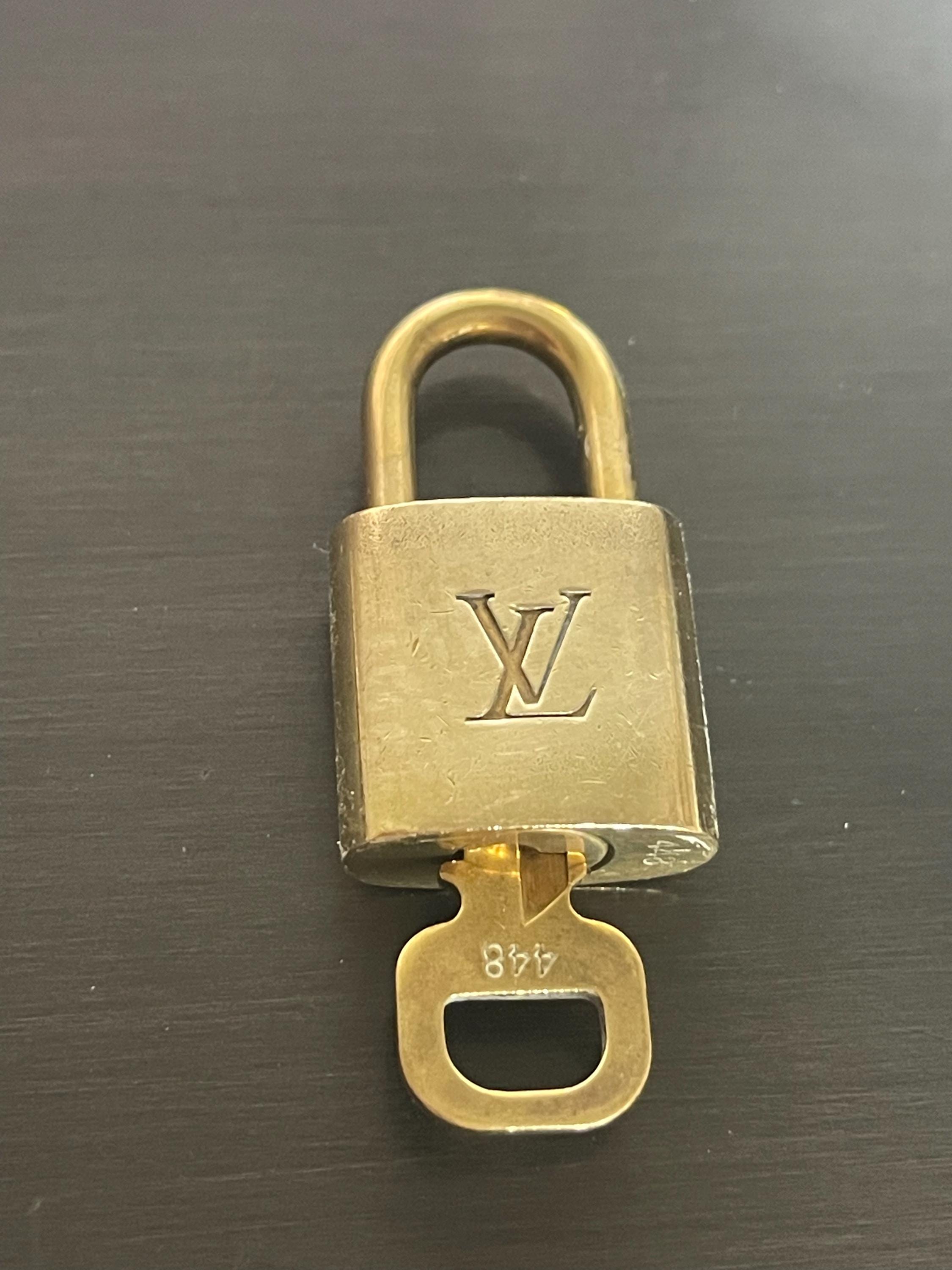 防犯・セキュリティ用品 Louis Vuitton logo circle padlockvintage 防犯・セキュリティ用品 Louis Vuitton logo circle padlockvintage